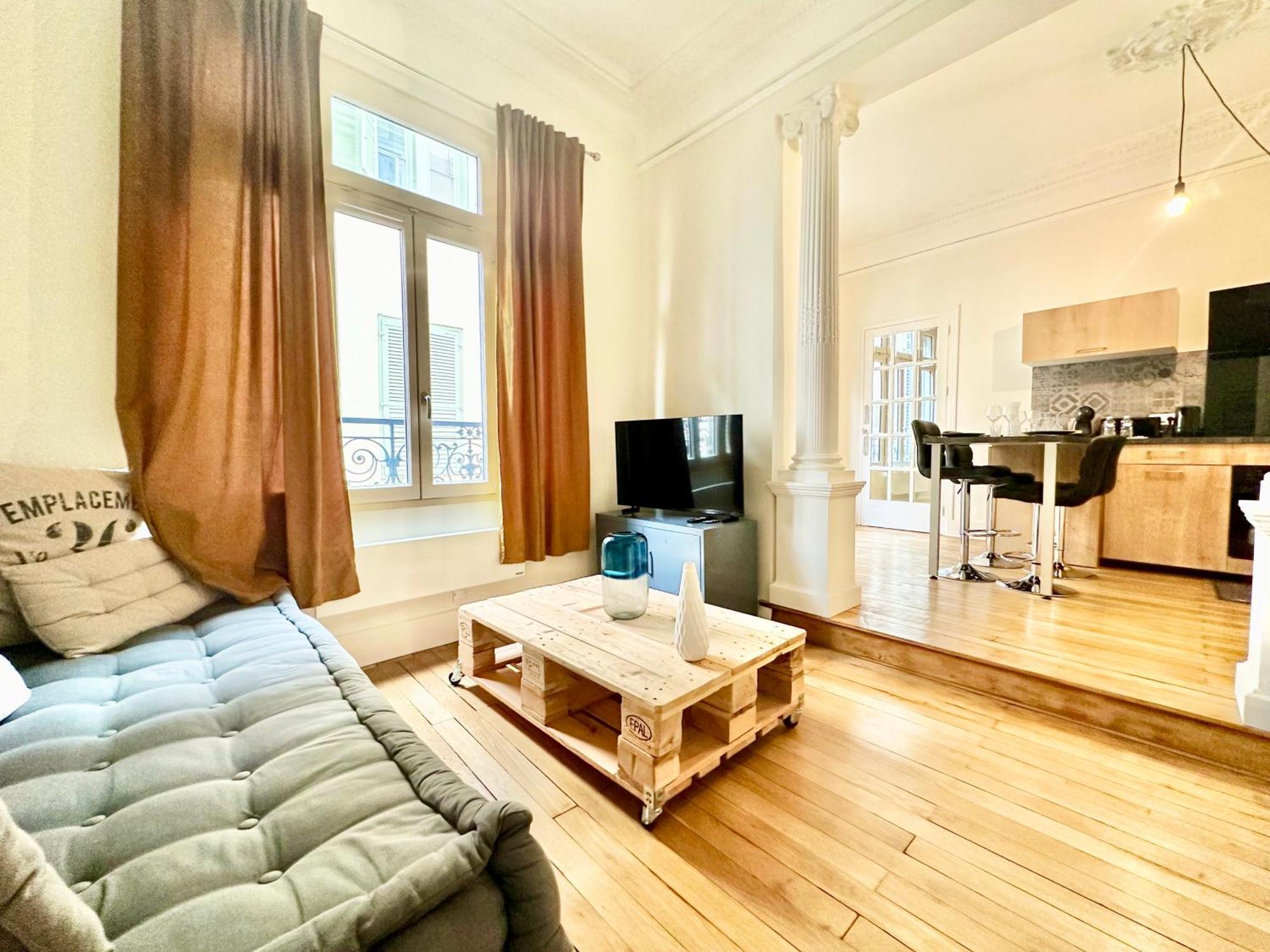Le Pantheon, Urbain Et Authentique Apartment ลิมอจส์ ภายนอก รูปภาพ